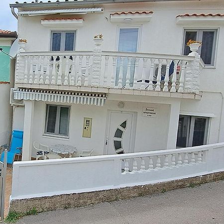 Apartmani Ana-Lora โลปาร์ ภายนอก รูปภาพ
