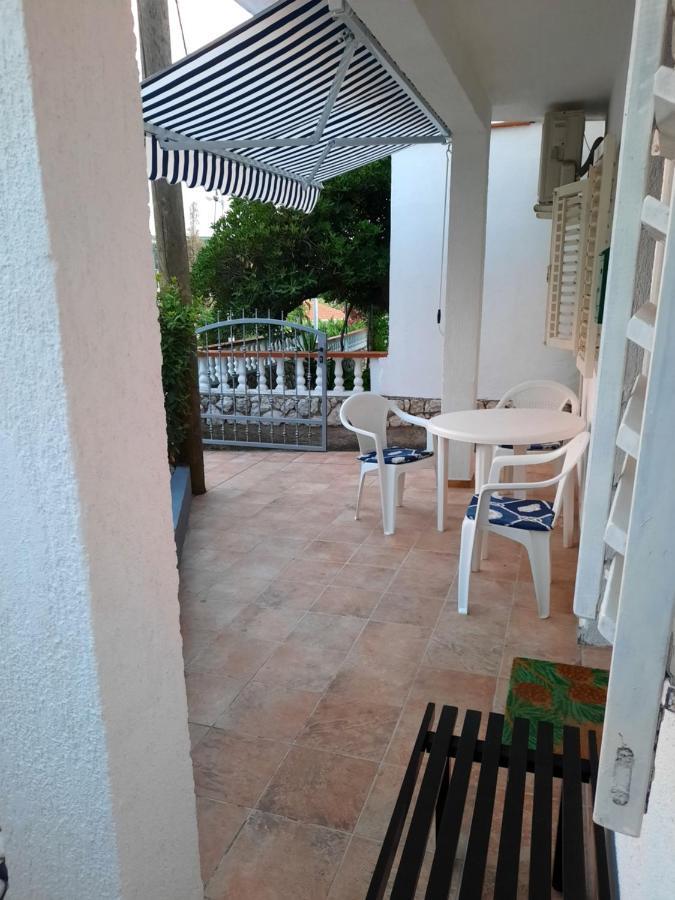 Apartmani Ana-Lora โลปาร์ ภายนอก รูปภาพ
