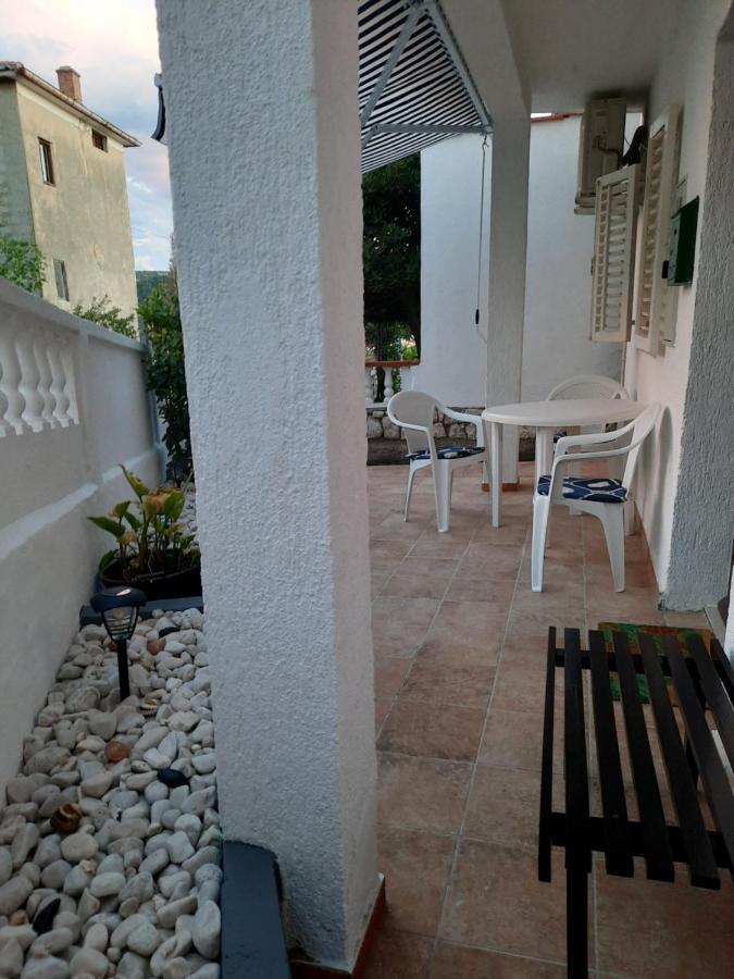 Apartmani Ana-Lora โลปาร์ ภายนอก รูปภาพ