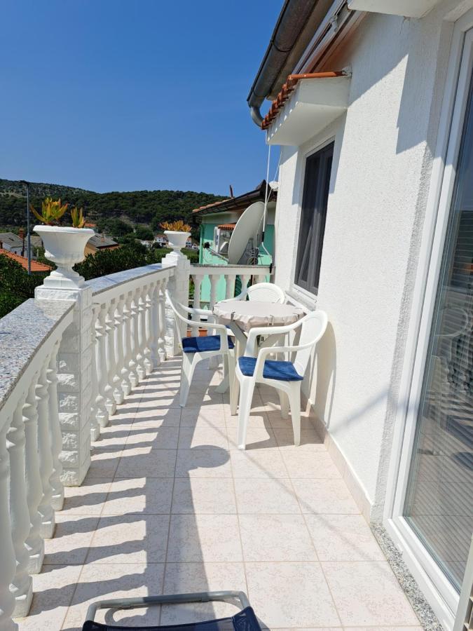 Apartmani Ana-Lora โลปาร์ ภายนอก รูปภาพ
