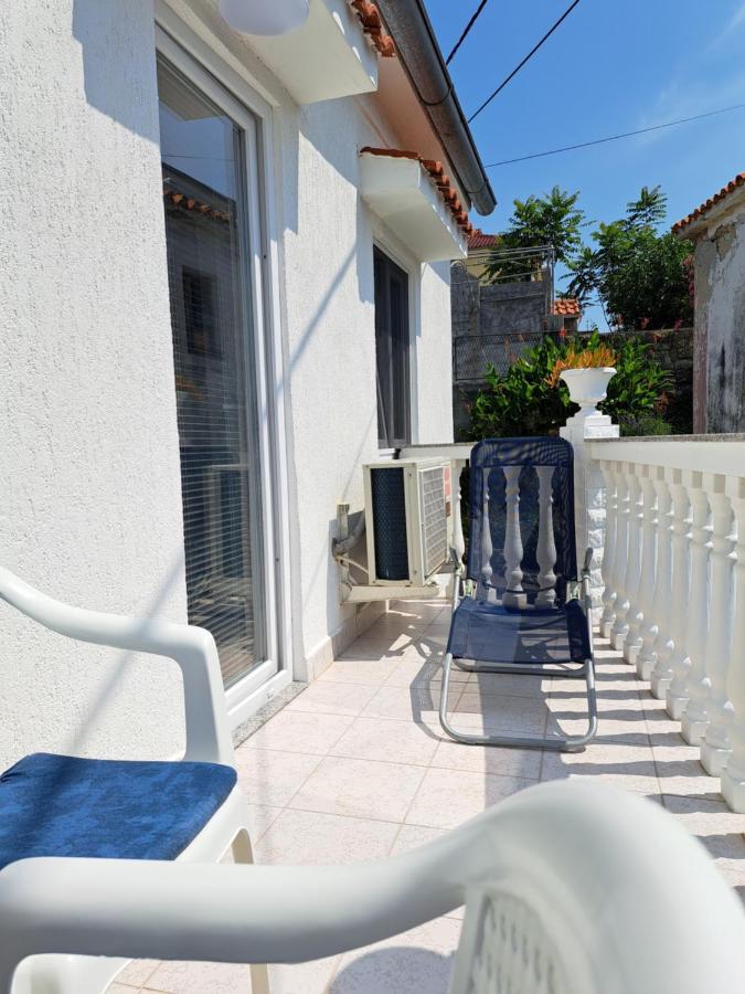Apartmani Ana-Lora โลปาร์ ภายนอก รูปภาพ