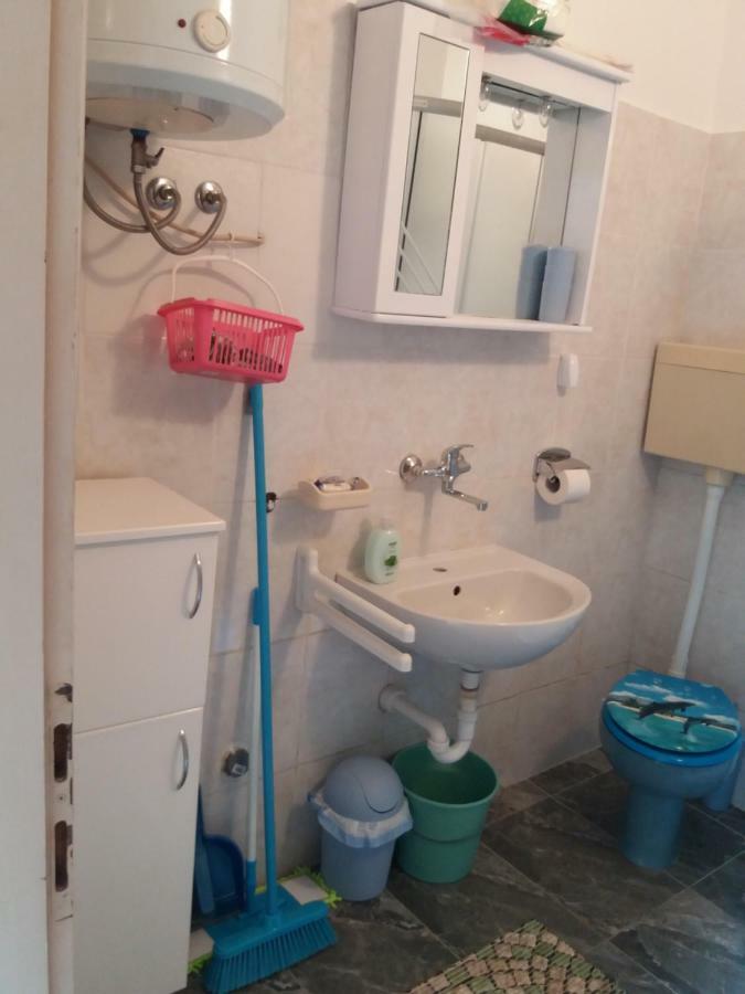 Apartmani Ana-Lora โลปาร์ ภายนอก รูปภาพ