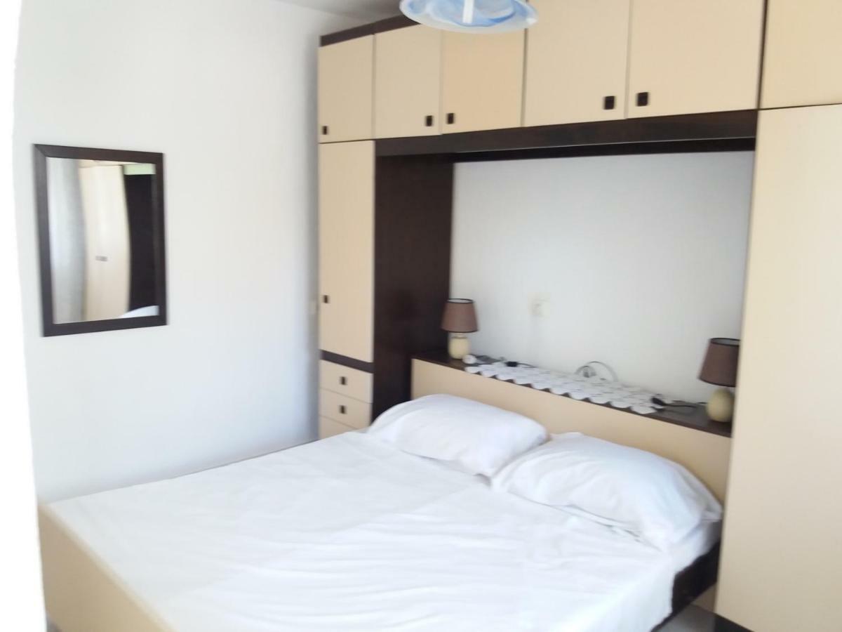 Apartmani Ana-Lora โลปาร์ ภายนอก รูปภาพ